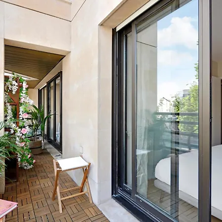 Spacieux 2 Pieces Renove Avec Terrasse Et Parking Proche La Defense *