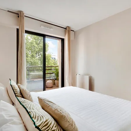 Апартаменты Spacieux 2 Pieces Renove Avec Terrasse Et Parking Proche La Defense