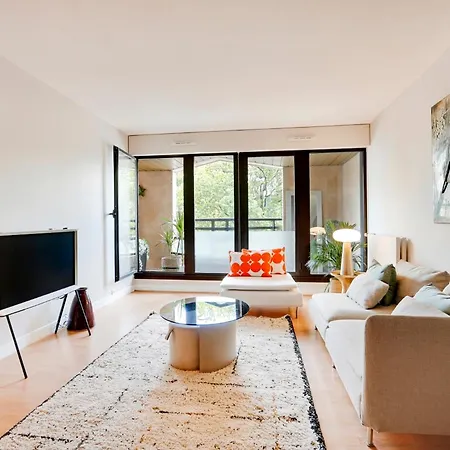 Spacieux 2 Pieces Renove Avec Terrasse Et Parking Proche La Defense *